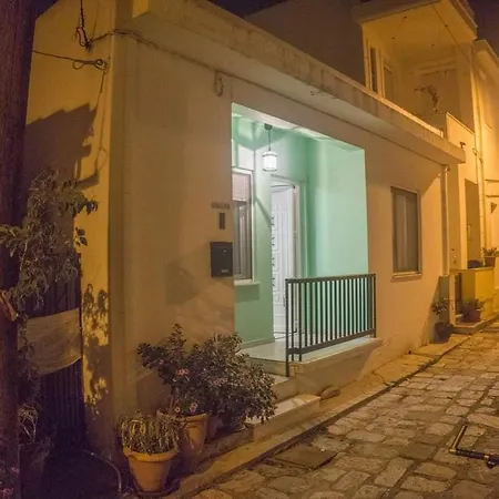 μονοκατοικία στο κέντρο του βόλου-sweet House In The City Center. Casa de Férias *