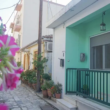 μονοκατοικία στο κέντρο του βόλου-sweet House In The City Center.